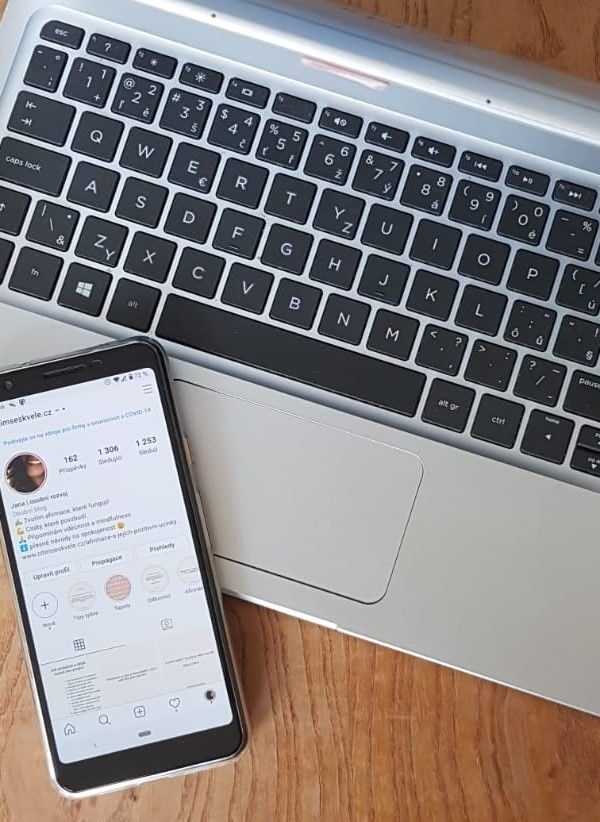 Proč bys měla přestat poslouchat podcasty, inspirovat se na Instagramu a koukat na YouTube?